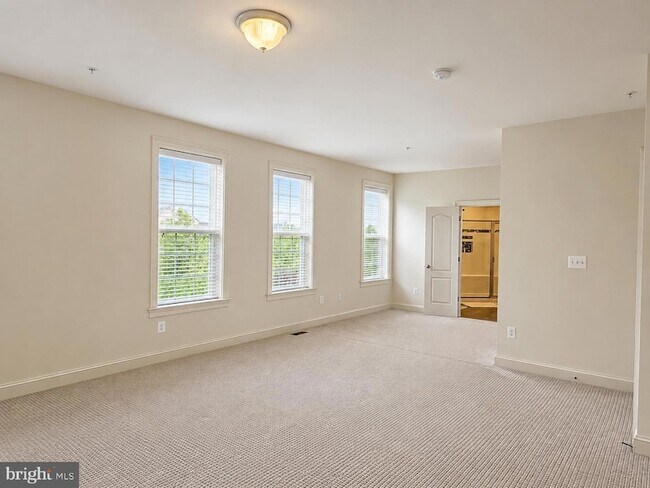 Building Photo - 3332 Burton Dr