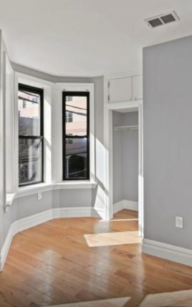 Building Photo - 532 38th St