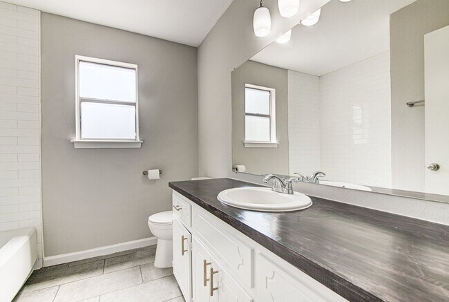 Building Photo - 1605 Dale Cove