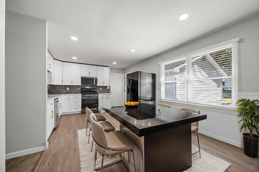 Kitchen - 115 E Sycamore Rd