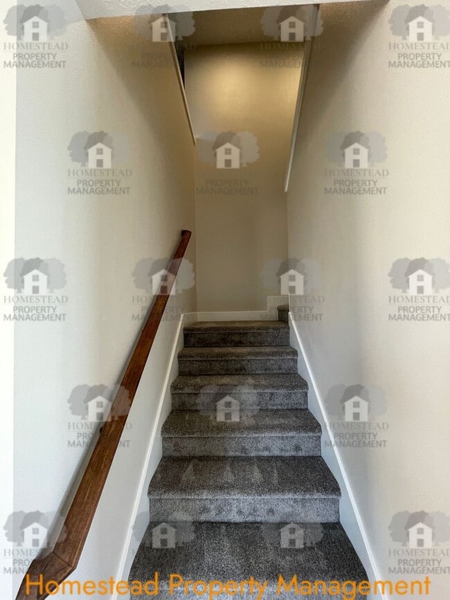 Building Photo - 186-188 SE Lacreole Dr