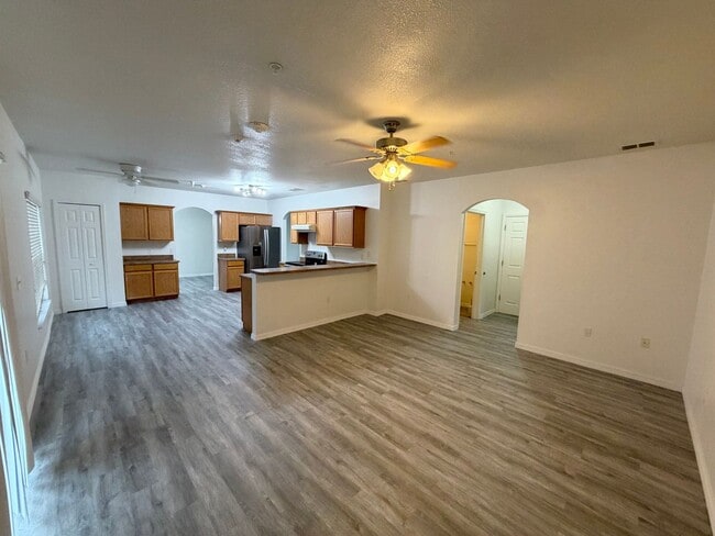 Building Photo - Large 2-Story 4 Bedroom 2.5 Bathroom House w/ Fenced in Yard - For Rent