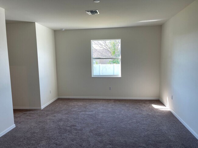 Building Photo - Stunning and spacious Single Family Home!