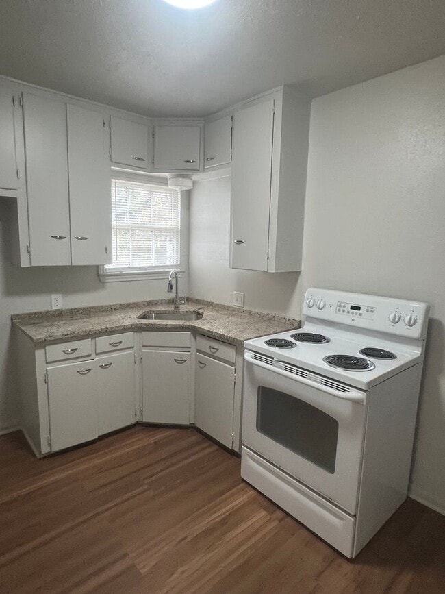 Building Photo - Charming 2/1 in Waco