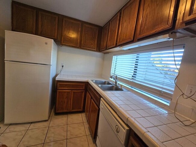 Building Photo - Discover this well-appointed 2-bedroom, 1.5-bath condo in San Diego