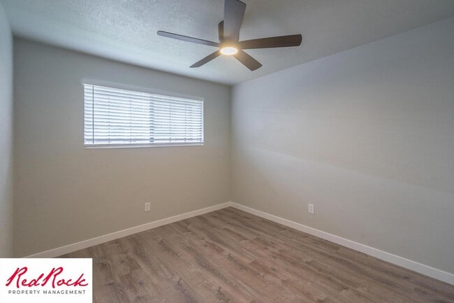 Building Photo - Remodeled 2 Bedroom Townhome. Pet Friendly!