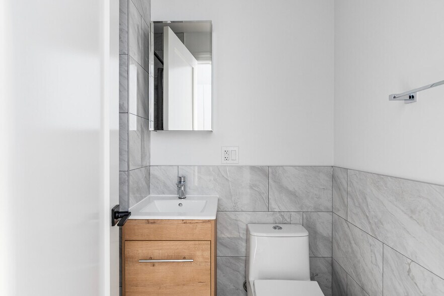 Building Photo - 307 W 39th St