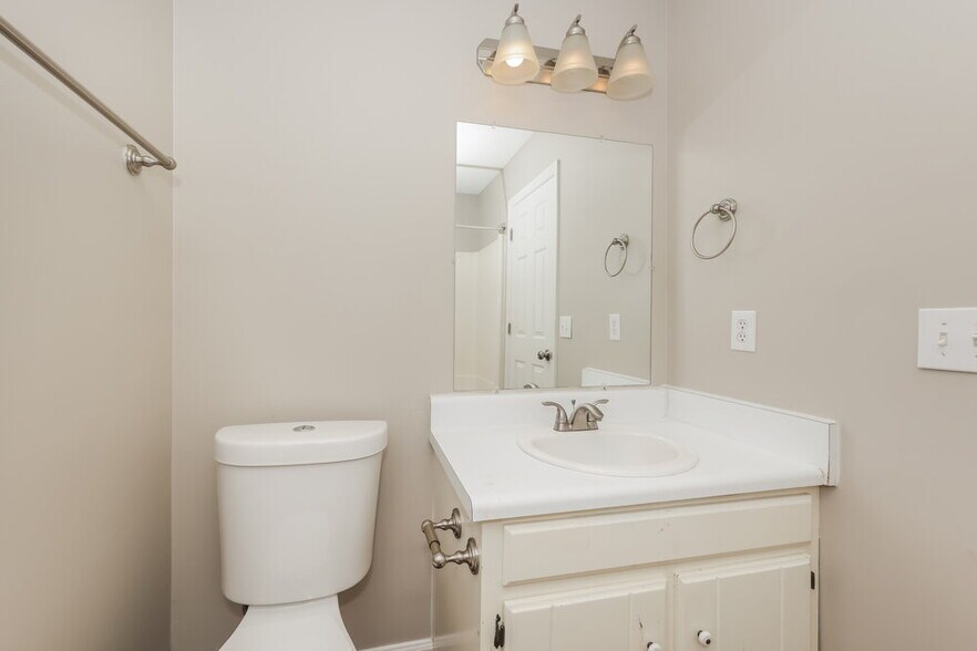 Building Photo - 1107 Lillian Ct