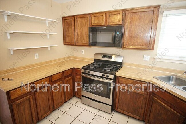 Building Photo - 637 Woodcrest Ln