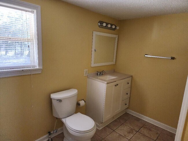 Building Photo - LOVE SIZE!