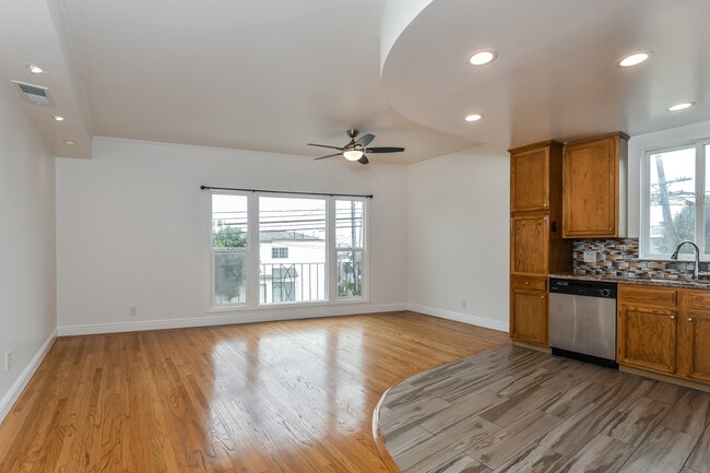 Building Photo - 10 Oxford St