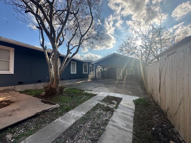 Building Photo - Remodeled unit with a Casita