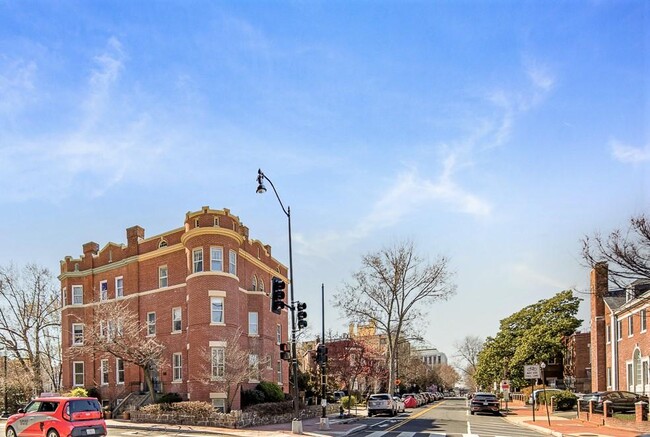 Building Photo - 226 4th St NE