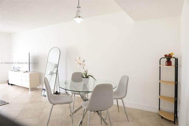 Building Photo - 1420 Brickell Bay Dr