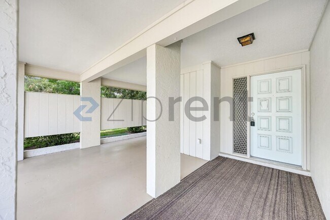 Building Photo - Unit 320