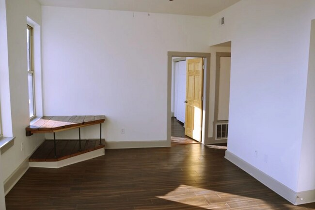 Building Photo - 445 W McMicken Ave