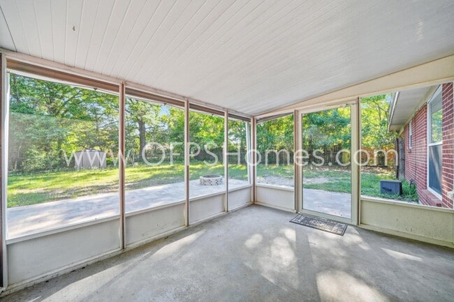 Building Photo - 127 Judith Dr