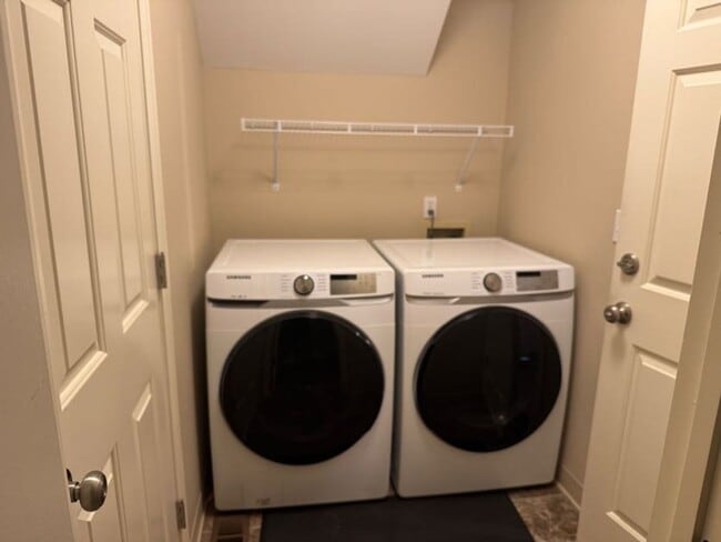 Building Photo - GREAT HOME IN CASCADE PARK. 3 bedrooms, 2 ...