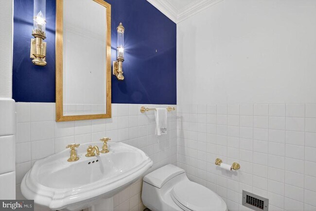 Building Photo - 1300 Army Navy Dr