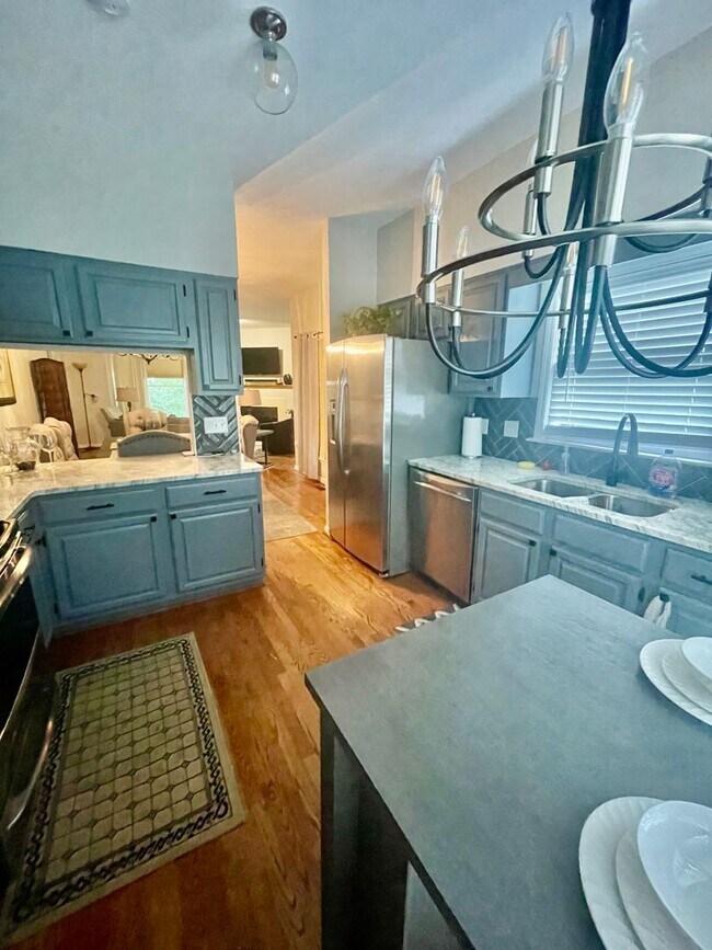 Building Photo - Welcome to this stunning 3-bedroom, 2-bath...