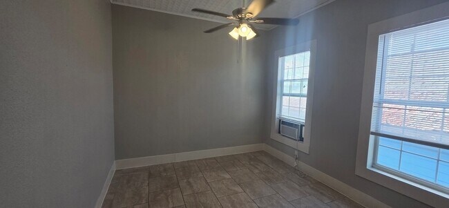 Building Photo - 712 40th St