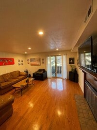 Building Photo - Available NOW! Updated 2bd/1.5ba with laminate flooring in Niwot