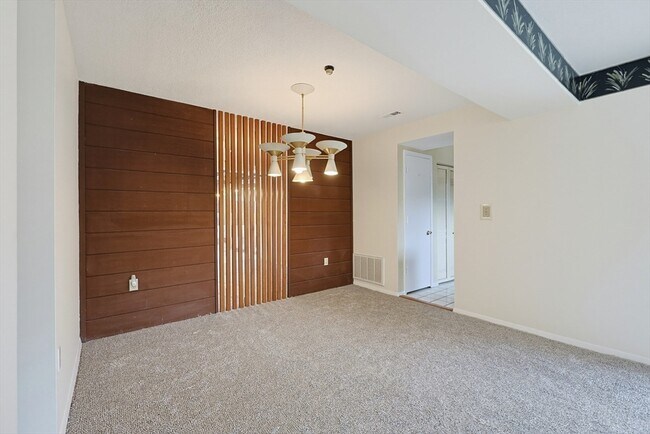 Building Photo - 52 Rosewood Dr