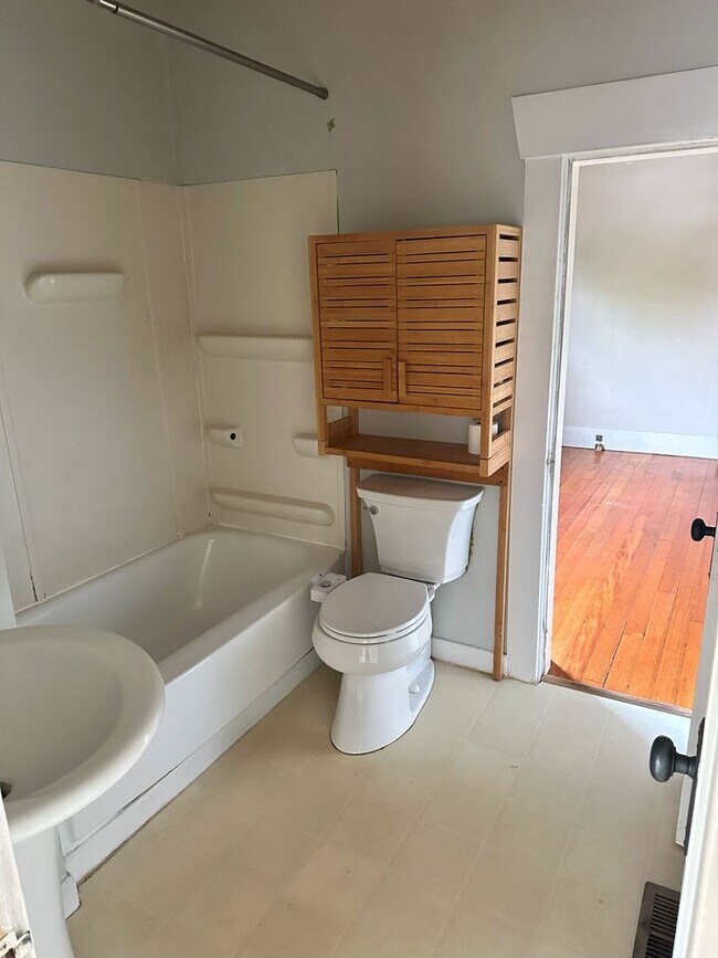 Building Photo - 2 bdrm/1 bath Lettered Streets cottage for...