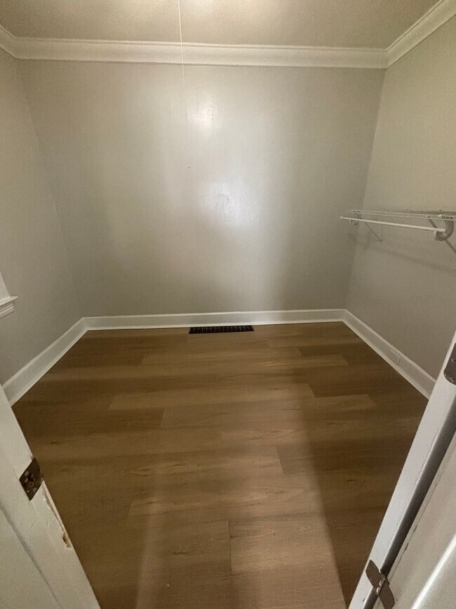 Building Photo - Single Cleveland East Side Section 8/Cash Pay