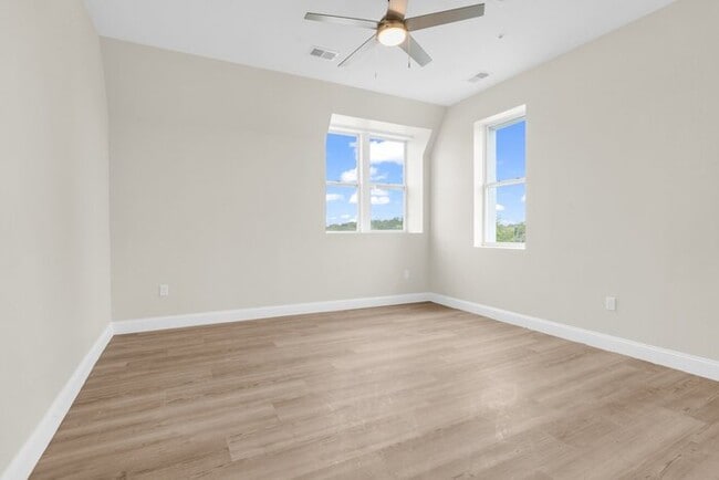 Building Photo - 18 N Main St