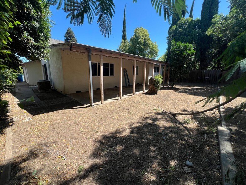 Building Photo - 1584 Amapola St