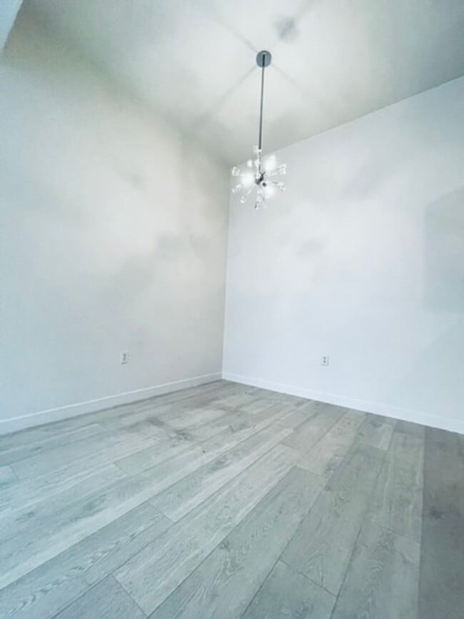 Building Photo - 2305 W Horizon Ridge Pkwy