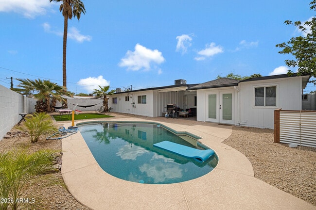 Building Photo - 536 W 18th St