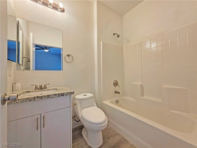 Building Photo - 1121 Sixshooter Ave