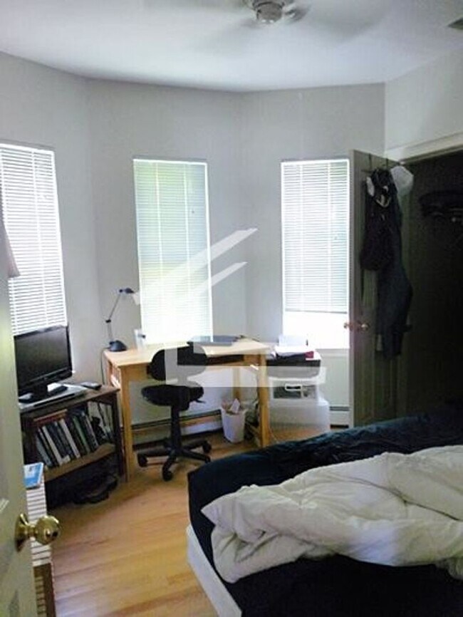 Building Photo - No Brokers Fee,  Parking Included, Laundry on a Site, Eat-in Kitchen