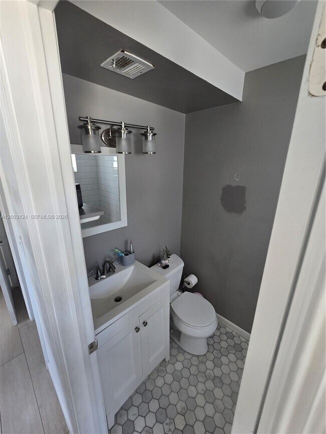 Building Photo - 465 S Royal Poinciana Blvd