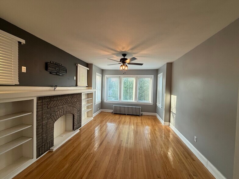 Building Photo - 4839 W Medill Ave