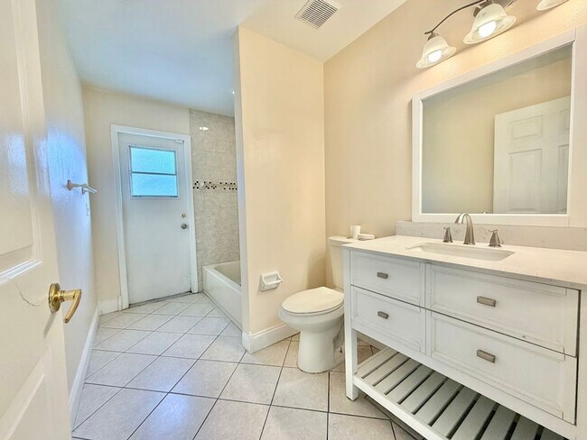 Building Photo - Large and Spacious 4/2 in Ideal Location!