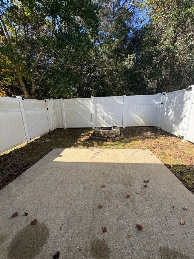 Building Photo - Dunwoody Townhomes!  NEW CARPET!!  PAINT!  NEW WASHER/DRYER
