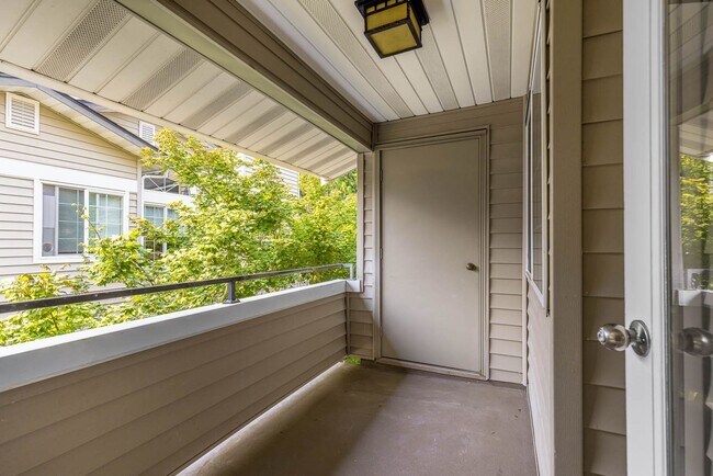 Building Photo - Top-Floor 2BR Condo Near Juanita Beach