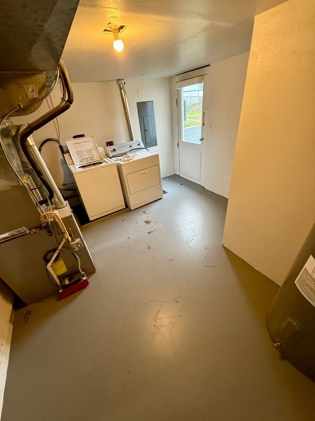 Building Photo - 3 Bedroom, 2 Bathroom WITH a Move in Special!