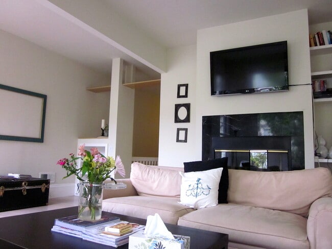 Building Photo - Stunning large Classic Pacific Heights Flat with lots of light, hardwood floors, washer/dryer, gr...