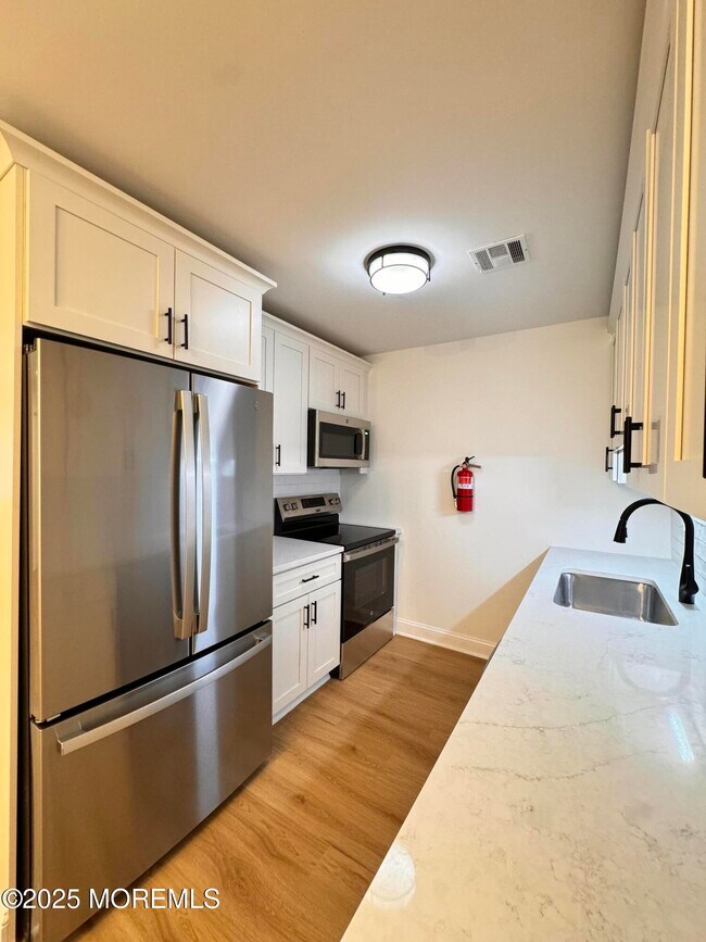 Building Photo - 878 Balmoral Ct