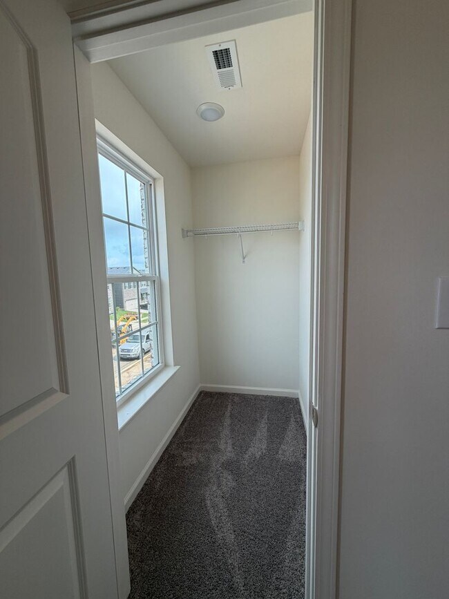 Building Photo - 836 Halford Pl