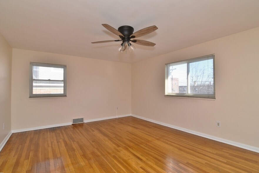 Building Photo - 2025 Riverside Dr