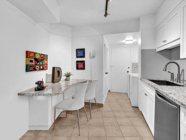 Building Photo - 3000 Holiday Dr