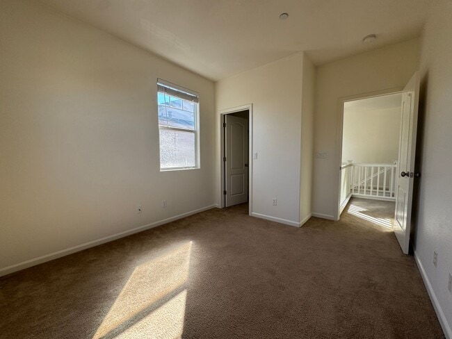 Building Photo - Gorgeous 4 Bedroom Home! Close to Great Sc...