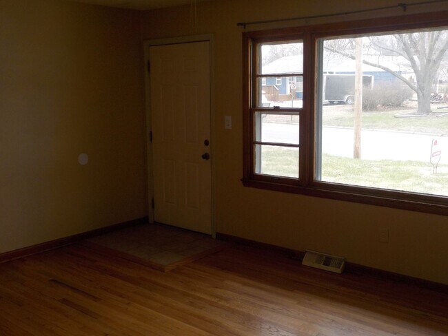 Building Photo - 909 Highland Dr