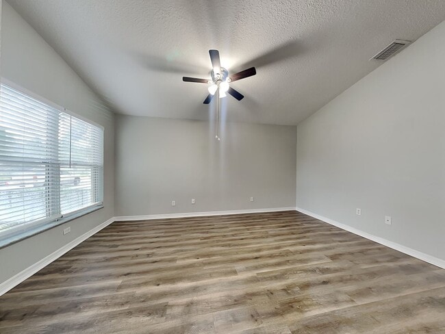 Building Photo - Updated 3BR/2BA Home in North Tampa – Mode...