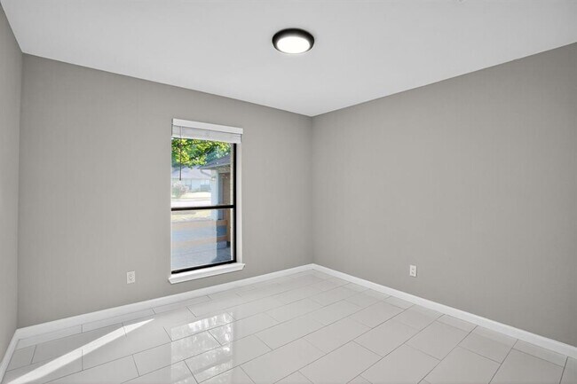 Building Photo - 505 Oak Ridge Dr